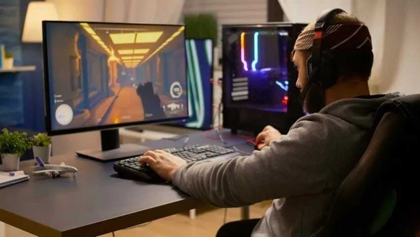 Gamer jugando a Call of Duty de Activision con un pc gaming. (Foto: Freepik)