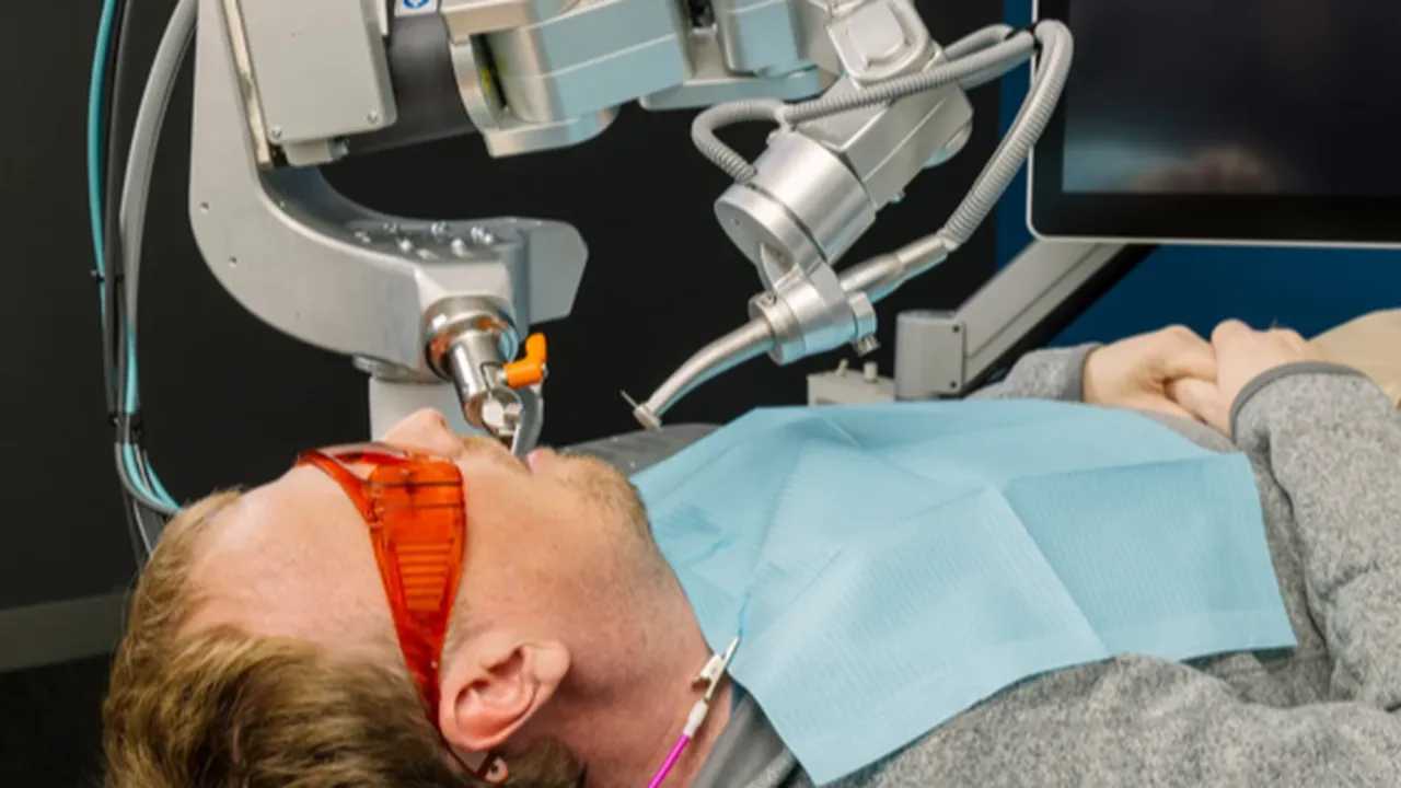 Robot dentista realizando un procedimiento en un paciente.