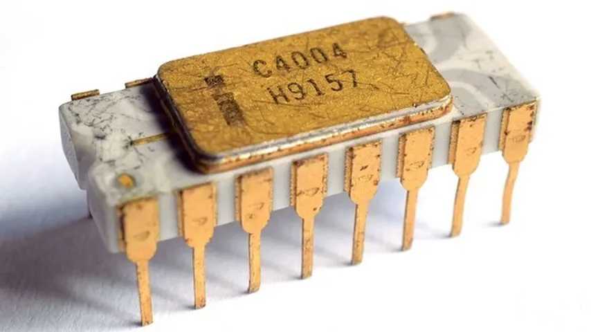 Un procesador Intel C4004 con trazos grises. (Foto: Wikimedia)