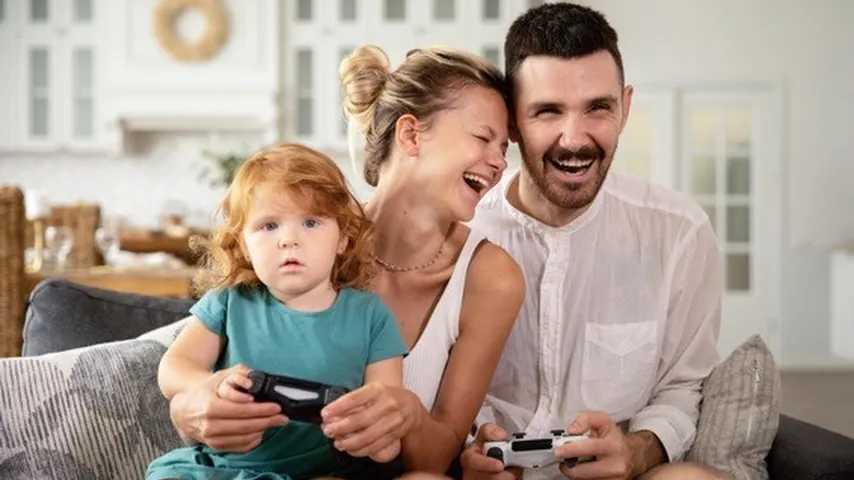 Familia jugando a videojuegos. (Foto: Freepik)